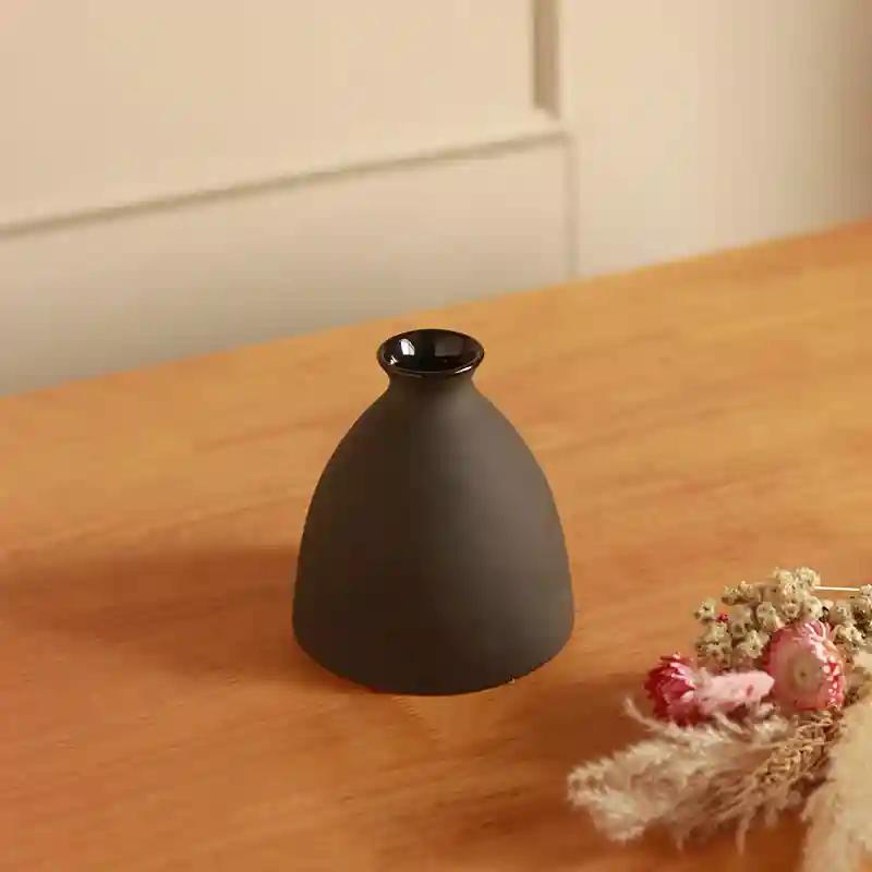 Bud Vase Black With Marshmallow Bunch