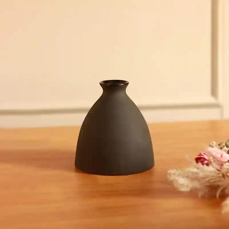 Bud Vase Black With Marshmallow Bunch